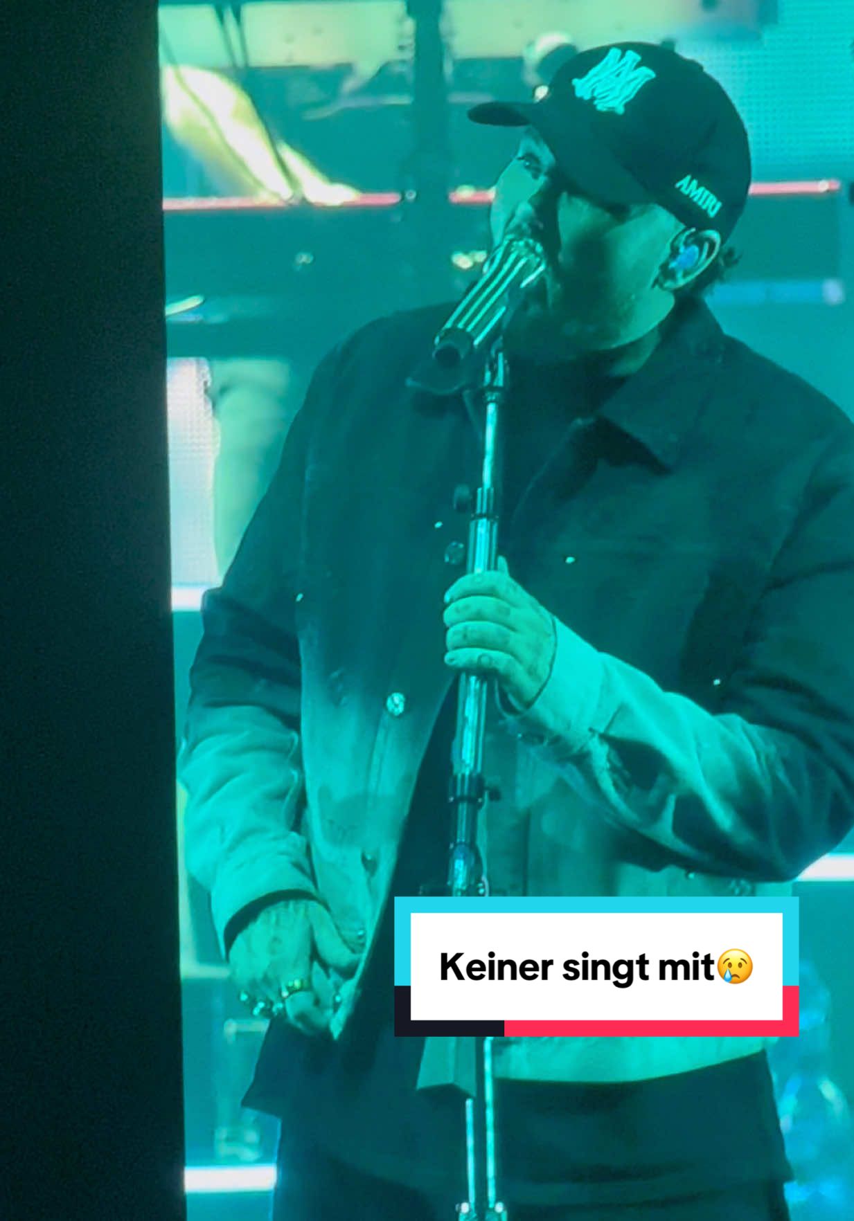 Man hört kaum jemanden mitsingen… 😕 Aber Leute WIE LAUT war es bitte ? auf meinen Videos ist der Sound besser als in der Halle….  Die Akustik war so schlecht und falsch eingestellt, dass es weh getan hat 😖 DESWEGEN hört man auch niemanden mitsingen… #jamesarthur #jamesarthurconcert #saparena #mannheim #concert 