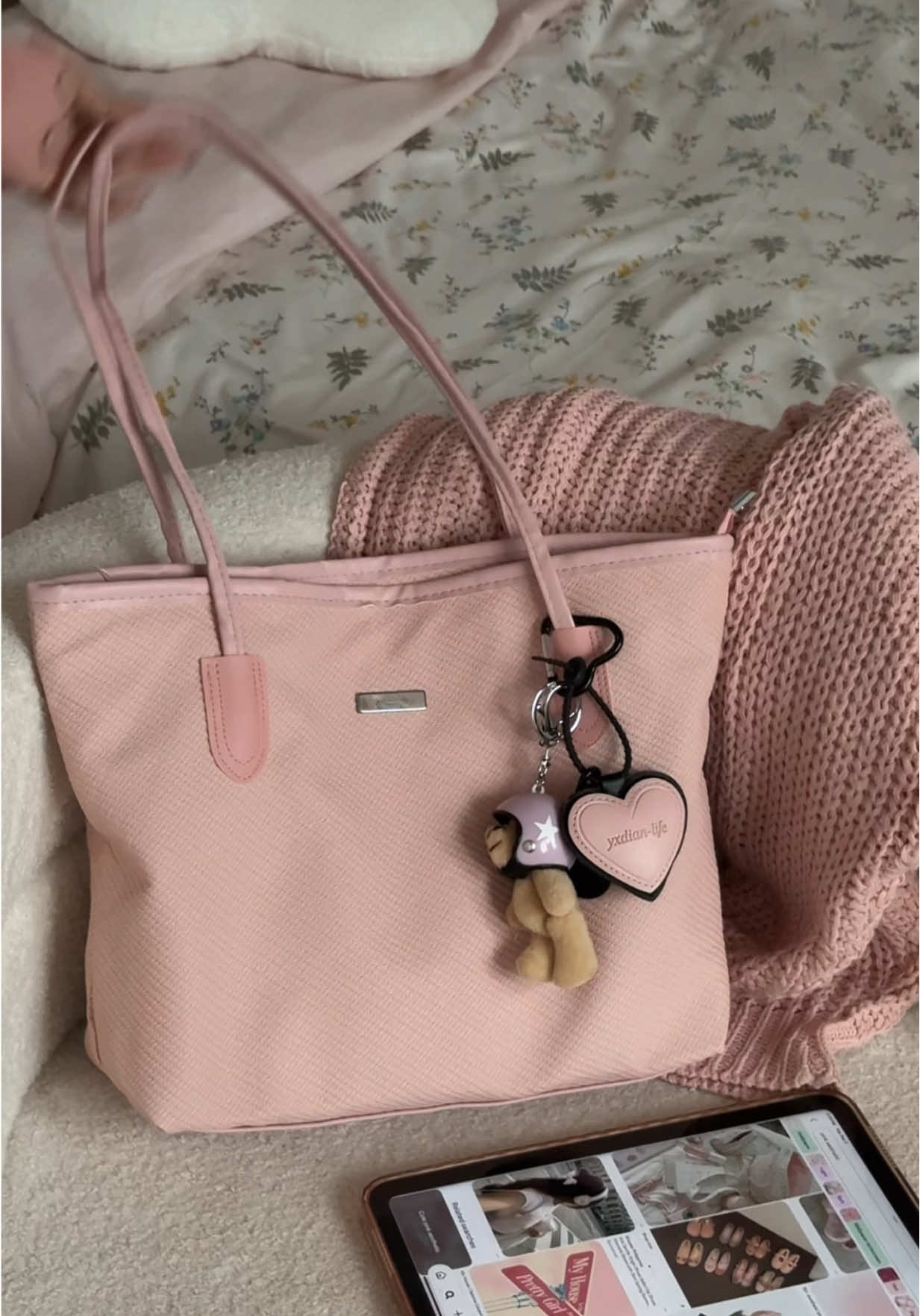 I bet the cutest 135 pesso tote bag! Spacious and chic! 👜✨ #totebag #shouldertotebag #affordablebag #womensbag #bagforwomen 