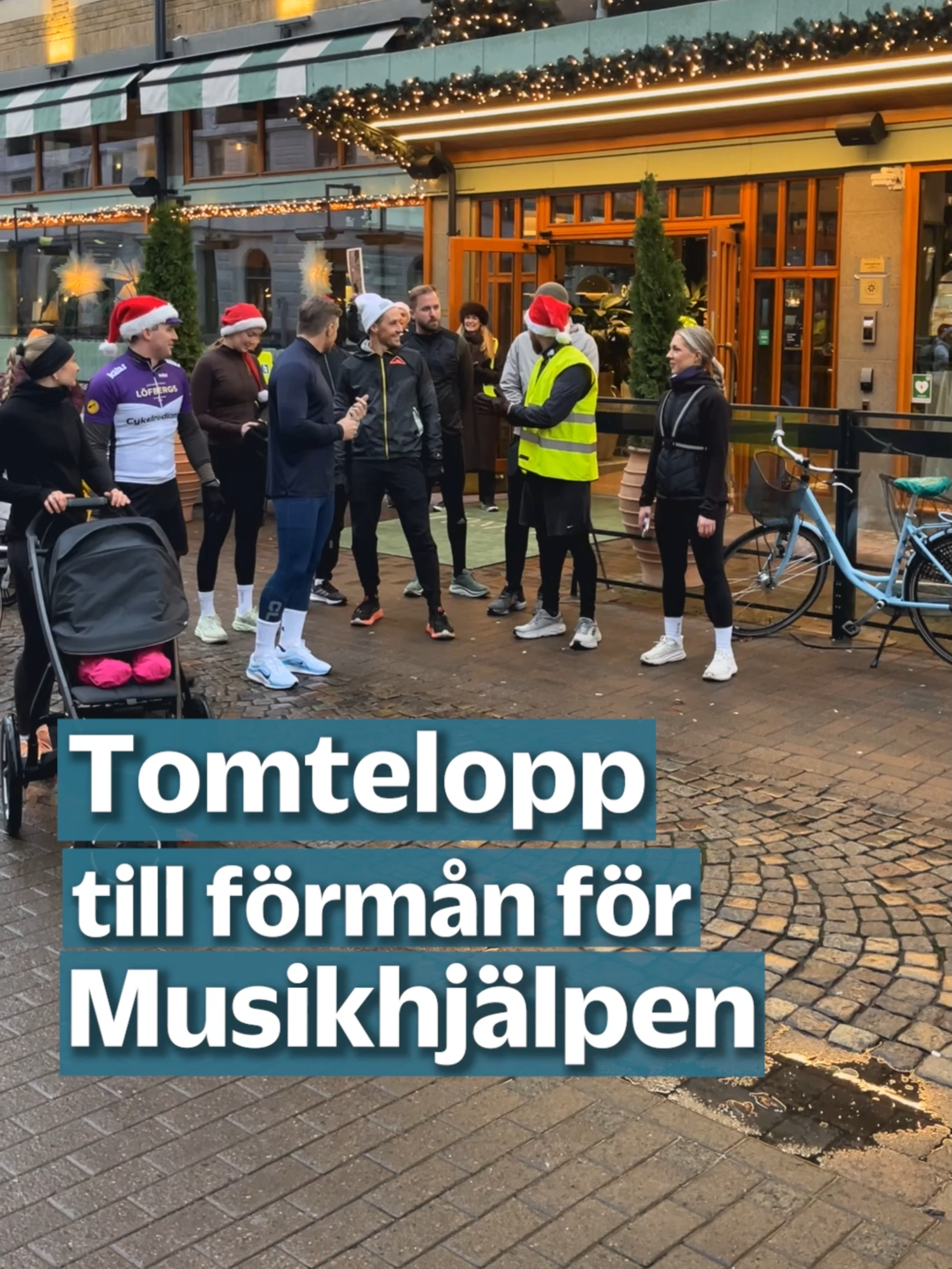 Fem kilometers löpning i centrum - iförd tomteluva. För att samla in pengar till Musikhjälpen anordnade Centrum Karlstad, Hotell Fratelli och Great Event ett tomtelopp genom Karlstad på tisdagsförmiddagen. Läs allt om Musikhjälpen på nwt.se. #musikhjälpen #värmland #löpning #jul #insamling #centrum #karlstad @musikhjalpen