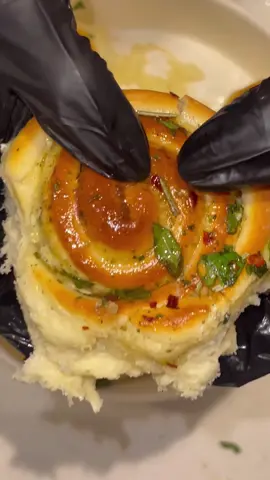 سينابون مالح 💫🌀…
ِ ملعقه صغيره خميره فورية ملعقه صغيره سكر رشه ملح  كوبين طحين كوب حليب دافئ  بيضة  ملعقتين كبار زيت  تتخمر 30 دقيقه  وبعد التقطيع تتخمر مره اخرى 30 دقي الحشوة: 4 جبن مثلثات  2 جبن كيري جبن تشيدر  رشه ملح و بودرة ثوم  الفرن: درجة حرارة 180 من تحت بعدين من فوق لين تتحمر  #foryoupage❤️❤️ #food #explore #وصفات_سهله #fypシ゚ 