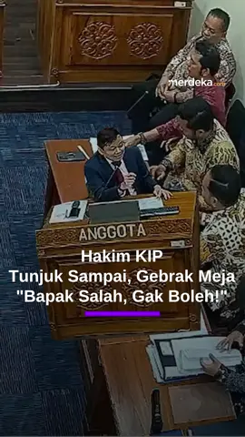 Komisi Informasi Pusat (KIP) menggelar sidang putusan, sela, dan pemeriksaan uji konsekuensi ijazah Jokowi di Jakarta, Selasa (2/12). Suasana memanas ketika Anggota KIP Syahroni menegur keras perwakilan UGM yang hanya memakai pakar internal untuk uji konsekuensi. Syahroni menilai hal itu keliru dan terlalu homogen, hingga ia menunjuk-nunjuk dan menggebrak meja. “Bapak salah. Tapi dengan mempertahankan mazhab itu caranya nggak boleh begini. Ini homogen banget, nggak boleh,” ujar Syahroni. #Merdekadotcom #UGM #IjazahJokowi #SidanPutusan #Emosi 