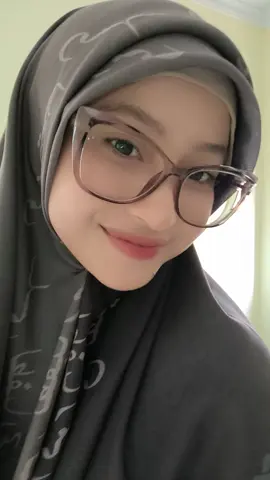 Krudung Custome Nama 😍 Pengen punya hijab yang beda dari yang lain? Bisa request nama, warna, dan desain sesuai keinginan kalian 🙌🏻 Cocok juga buat seragaman, dan kalau order banyak harganya jadi lebih murah 🤍