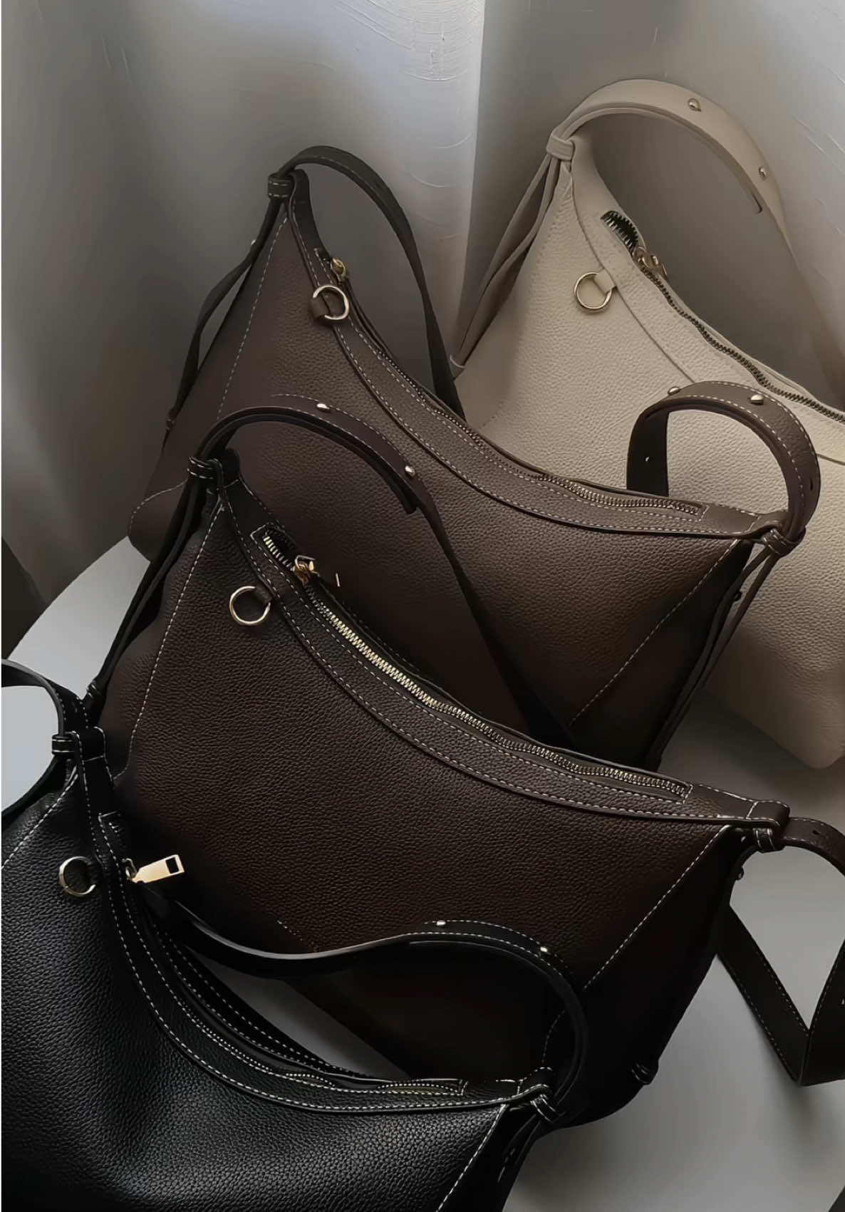 Get ready to fall in love with Bostanten's Newest Collection! 💫 #bostanten #shoulderbag #slingbag #newcollection #bostantenbag 
