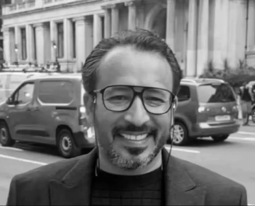 على وليفٍ قسم اظنواقسام واقفى وانا ماعرف طردالمقفين  راح وترك في صدري وسوم واعلام وصى علي طيفه وقفى بقلبين ليته تعذر كان ماهو بملام  بعد ماشاف الدرب بيصير دربين اشوى عليه شوي من عض الإبهام واشوى علي شوي من دمعه البين تمشي بنا الاقدام والموت قدام وميعادنا يا مفرق اثنين بعدين ياعين لا تبكين وعيونه تنام عادش إلى ماخاب ظني بترضين #محمد_بن_فطيس #fyp 