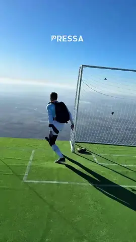 Литвин поднял стадион на высоту 1700 метров — и сыграл там футбол! Российский блогер Михаил Литвин снова превзошёл сам себя. Для рекламы своего продукта он поднял огромную конструкцию на 1700 метров в небо, развернул мини-стадион прямо над облаками и сыграл матч… в воздухе. И финал — фирменный прыжок Роналду, выполненный НАД облаками. Трюк уже попал в Книгу рекордов — как одна из самых безумных и масштабных рекламных акций в мире. Это не спецэффект и не 3D. Это полностью реальная съёмка с продакшеном, который обсуждают по всему интернету. Маркетинг официально вышел на новый уровень. 💬 Как думаете — это гениальность или чистое безумие? 📢 Распространите — пусть все увидят этот шок-уровень рекламы!