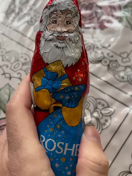 Захотів попити кави з шоколадним Миколайчиком, а то Ігарюшенька оказався  #коломоський #коломойский #миколай #миколайчик #санта