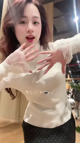 Chiếc áo len phối rất xinhh luôn 