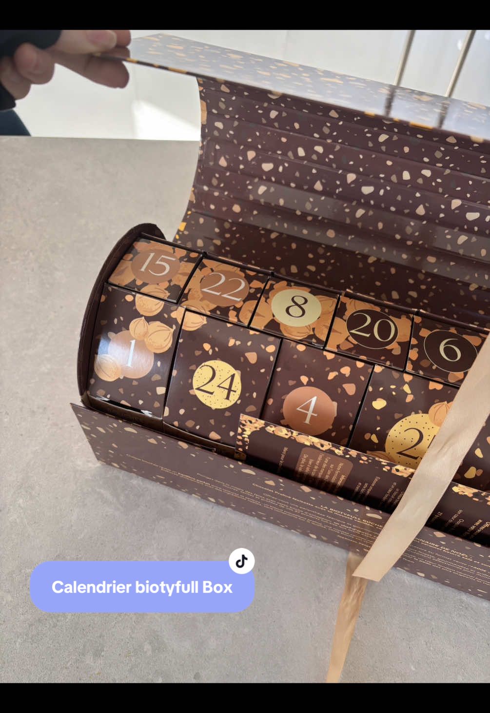 Vous aussi vous avez eu deux produits dans la case du jour 1? 😘 @Biotyfull Box  #calendrierdelavent #buchedenoel #biotyfullbox #routine #boxbeauté #10k #trend10kfilles 