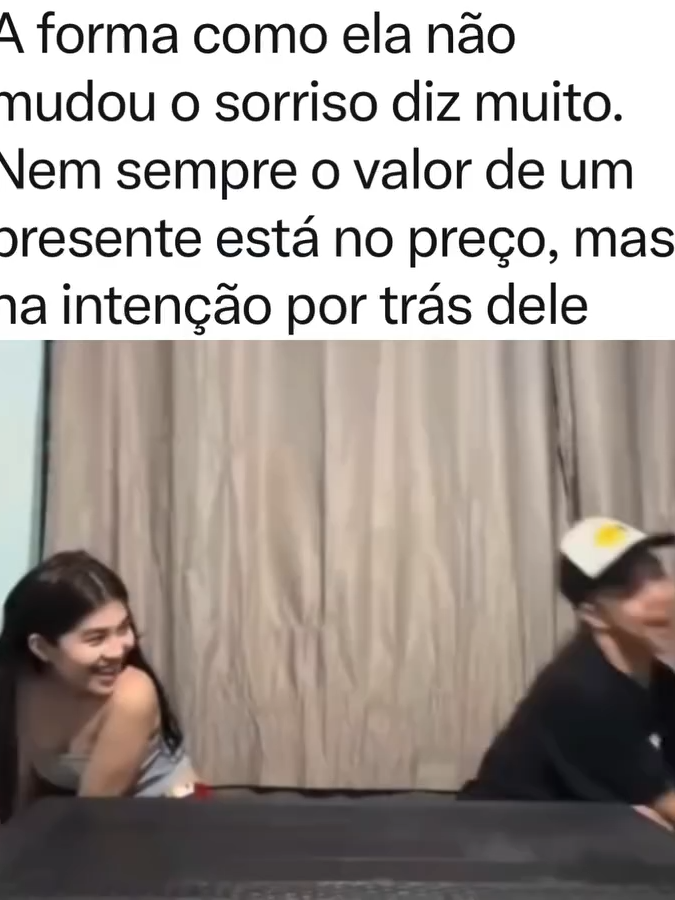 Nem sempre o valor de um presente está no preço gravado na etiqueta, mas na intenção que o sustenta. Há gestos que custam pouco e significam muito, porque carregam verdade — e a verdade, quando oferecida, vale mais que qualquer luxo. Quando duas pessoas realmente se escolhem, percebem que o essencial não está dentro da caixa, e sim dentro de cada uma delas. Um amor maduro entende que reciprocidade não é troca de valores materiais, mas presença, atenção e respeito silencioso. Enquanto o mundo insiste em medir afetos pelo “quem deu mais”, um casal que se ama aprende a enxergar o que realmente importa: aquilo que é entregue com o coração. No fim, o maior presente é ter alguém que fica — mesmo quando tudo o que você pode oferecer é o seu amor inteiro.