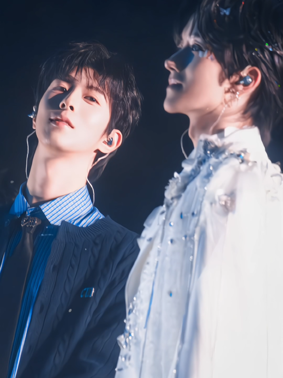 Khâu Khâu nói rằng nếu không thể nói Anh yêu em thì anh ấy sẽ dùng ánh mắt để thay thế điều đó. Và đây là ánh mắt của  anh ấy. Ánh mắt không biết nói dối. Ánh mắt ngắm nhìn một vì sao đang tỏa sáng. Trong ánh mắt ấy A Tinh như là cả bầu trời của anh. 🦋🍁 #huangxing #qiudingjie  #khaudinhkiet #hoangtinh 