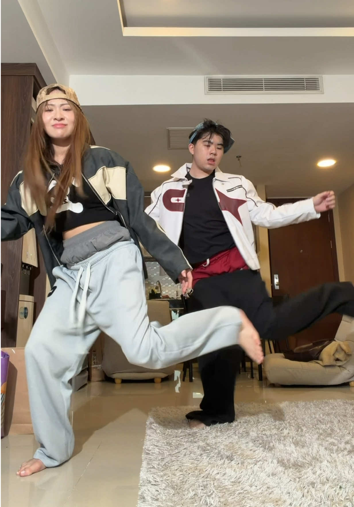 plis bilang kali ini gua yang lebih lentur 😤🫵 #enricovirly #coupletok #couplecomedy #coupledance #fyp 