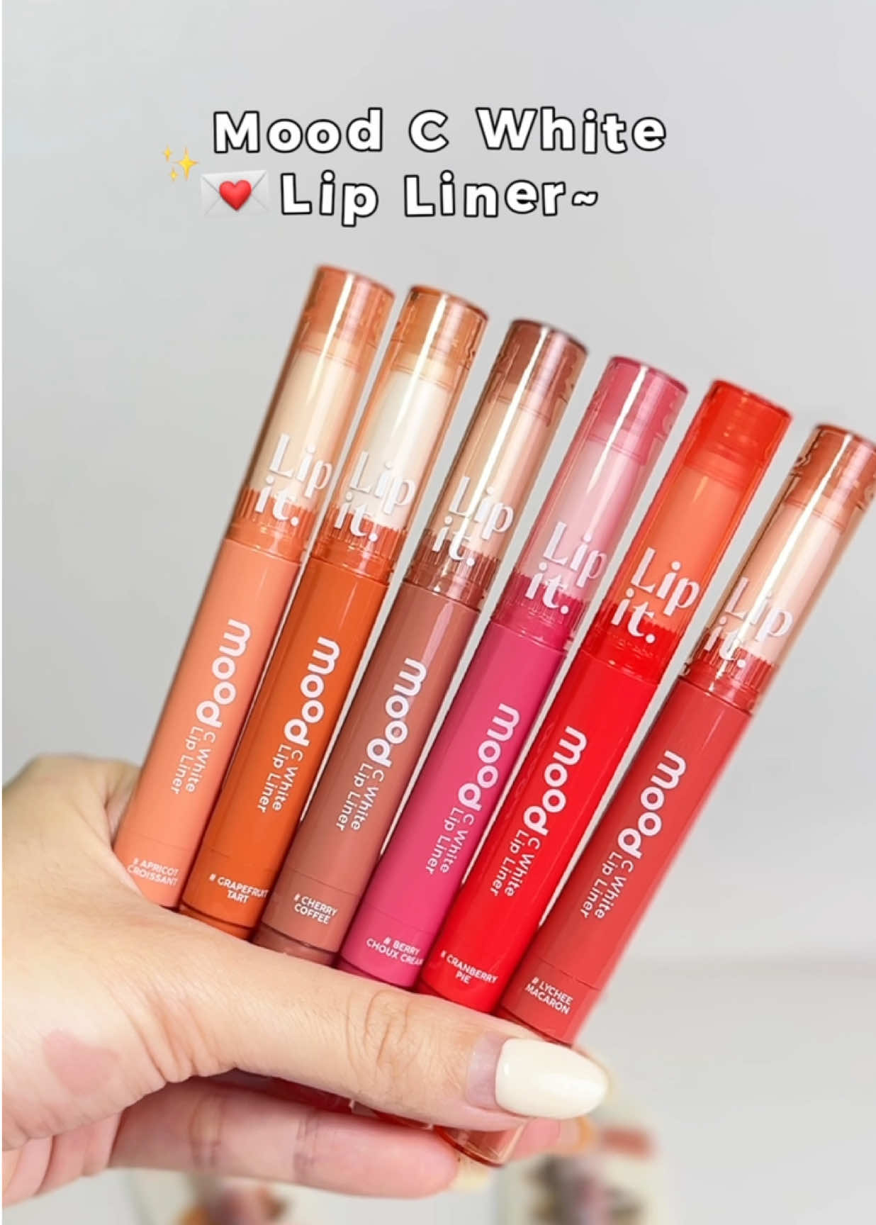 ( ˘ ³˘) 𝐌𝐨𝐨𝐝 𝐂 𝐖𝐡𝐢𝐭𝐞 𝐋𝐢𝐩 𝐋𝐢𝐧𝐞𝐫 จากลิปบำรุงสู่ #ลิปไลเนอร์  สัมผัสเนียนนุ่ม เขียนง่าย เม็ดสีแน่น ใช้กลบขอบปากคล้ำให้เนียนสนิท หรือสามารถใช้เขียนกรอบเพื่อสร้างมิติให้ขอบปากคมชัด ! . ❤️มีทั้งหมด 6 เฉดสี `♡ 01 Apricot Croissant `♡ 02 Grapefruit Tart `♡ 03 Cherry Coffee `♡ 04 Lychee Macaron `♡ 05 Berry Choux Cream `♡ 06 Cranberry Pie 💌Shop now ราคาพิเศษ 159-. ##karmart#lipit #รีวิวบิวตี้ #moodcwhitelipliner 