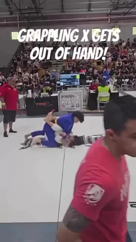 Clima tenso no tatame Dois atletas faixas amarelas perdem o controle e trocam tapas e socos. Viva a Arte Suave. Osss #jiujitsu #bjj #brazilianjiujitsu #jiujitsulifestyle #grappling 