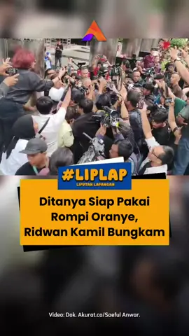 Pantauan di Gedung Merah Putih menunjukkan bahwa RK menyelesaikan pemeriksaannya sekitar pukul 16.30 WIB. Sebelum keluar gedung, ia sempat berdiskusi dengan para pendampingnya di area lobi. RK menegaskan bahwa dirinya tidak mengetahui ihwal aliran dana iklan Bank BJB yang saat ini tengah diusut KPK.  Usai memberikan pernyataan singkat, Ridwan Kamil langsung berjalan menuju kendaraan dinasnya sambil menghindari pertanyaan tambahan dari awak media—termasuk soal kemungkinan dirinya menjadi tersangka.  Sebagai informasi, gengs. Nama Ridwan Kamil sebelumnya terseret dalam kasus ini karena diduga membeli mobil Mercedes Benz 280 SL dari Ilham Akbar Habibie, putra Presiden ke-3 RI, B.J. Habibie. Transaksi tersebut diduga terkait dengan dana non-budgeter yang dikelola Divisi Corporate Secretary (Corsec) Bank BJB. Dana non-budgeter itu disebut berasal dari selisih bayar pengadaan iklan Bank BJB yang dikembalikan perusahaan pemenang tender, dan kemudian digunakan untuk berbagai kegiatan di luar anggaran resmi. 🎥: Dok. Akurat.co/Saeful Anwar. #liplap #liputanlapangan #ridwankamil #kpk #akuratco 