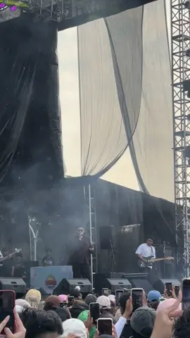 Hallo @Nadhif Basalamah aku kecewa banget pas konser mu kemarin . Tapi aku seneng bisa kembali berjumpa dengan lagu mu yang sangat indah itu,karna di setiap lagumu aku menyimpan seseorang yang indah seperti lagu mu , namun orang itu hilang ☺️ tapi aku tetap mencintai lagu mu yang indah sampai kapanpun dan sampai bertemu dilain waktu nadhif ☺️🤏🏻🫶🏻 #npf2025 #nowplayingfestival #nadhifbasalamah #bergemasampaiselamanya 