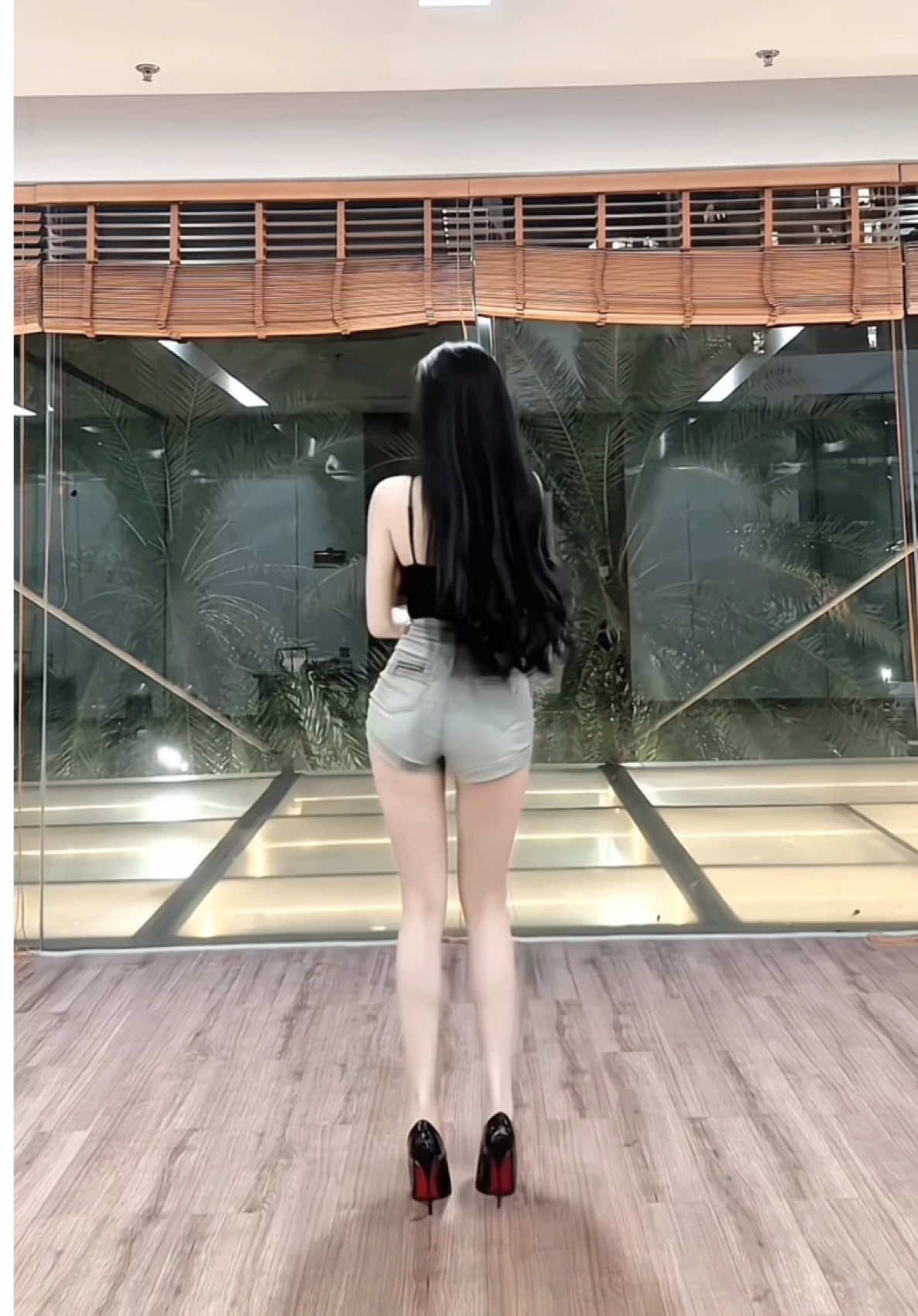 70% cơ thể là nhạc =))) Dc Ngọc Anh Lục Nguyễn. Kgiang lớp nhóm dancebar sg Landmark 🤍 #dancebar #sexydance #tracydancestudio 