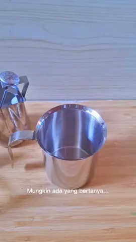 Kadang yang bikin minuman terasa “lebih enak” itu bukan kopinya… tapi foam susunya. Lembutnya bikin kopi lebih smooth, aromanya keluar, dan rasanya kerasa premium meski dibuat di rumah. Detail kecil yang bikin pengalaman minum naik kelas ☕✨ #kopisusuaesthetic #milkfrothermanual #ngopidirumah #coffeetutorialid #baristahomemade