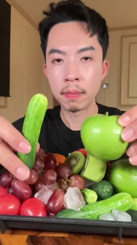 กินแอปเปิ้ลกับแตงกวาจะกลายเป็นเมล่อน#TikTokพากิน 