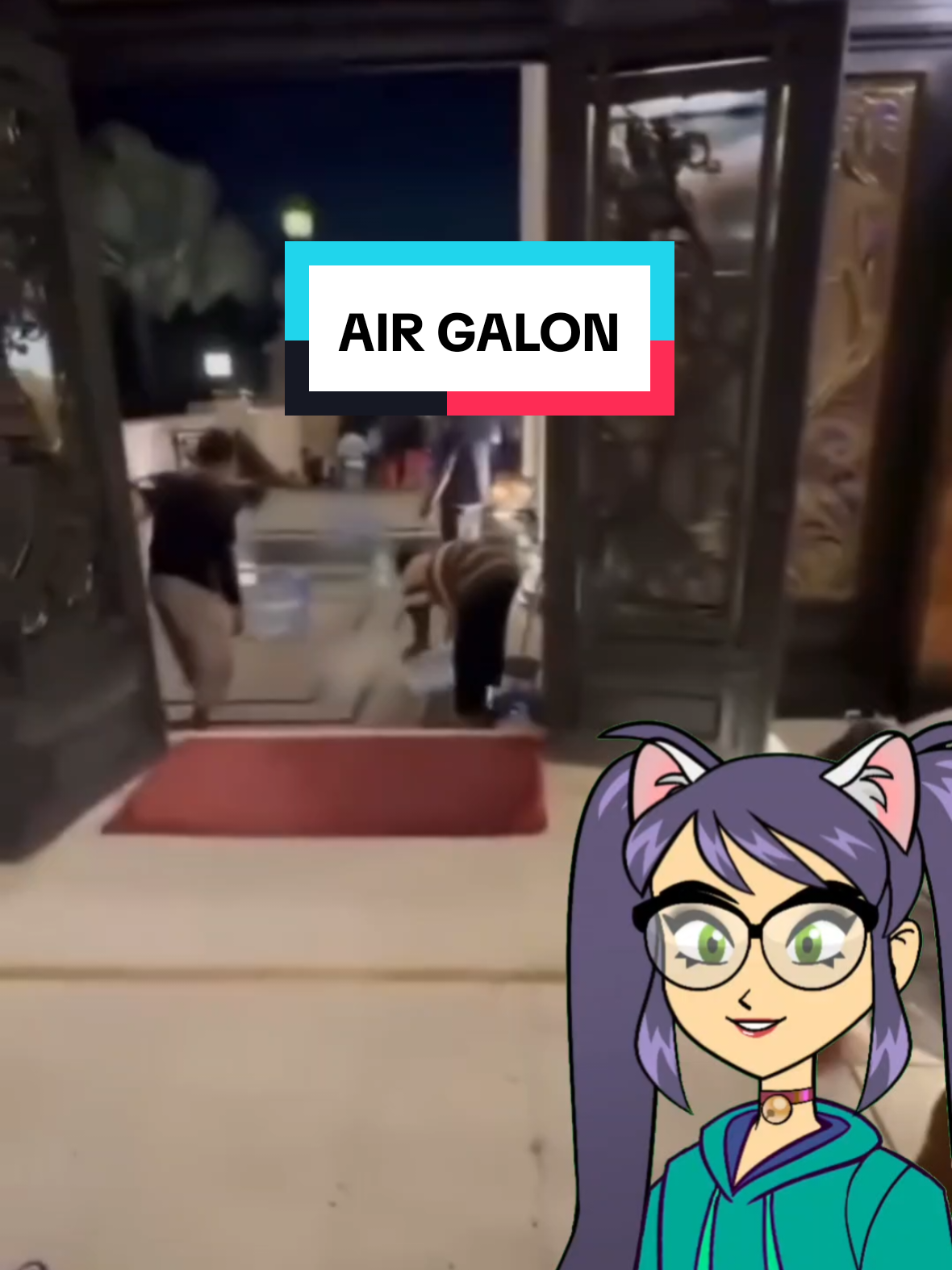 Viral! Rumah Isi Kolam Renang Pakai Galon Air Mineral di Tengah Bencana Sebuah video mendadak viral memperlihatkan sebuah rumah yang tengah mengisi kolam renang menggunakan galon air mineral. Momen ini menuai sorotan publik karena terjadi di saat banyak wilayah di Sumatra dan Aceh sedang tertimpa bencana dan masyarakat berjuang menghadapi dampaknya. Kontras antara kesulitan warga dan aksi dalam video tersebut membuat warganet ramai membahasnya. Semoga kejadian ini menjadi pengingat untuk lebih peka terhadap situasi sekitar, serta terus menumbuhkan empati dan solidaritas di tengah musibah yang melanda. #viral #fyp #trending #galon #kolamrenang 