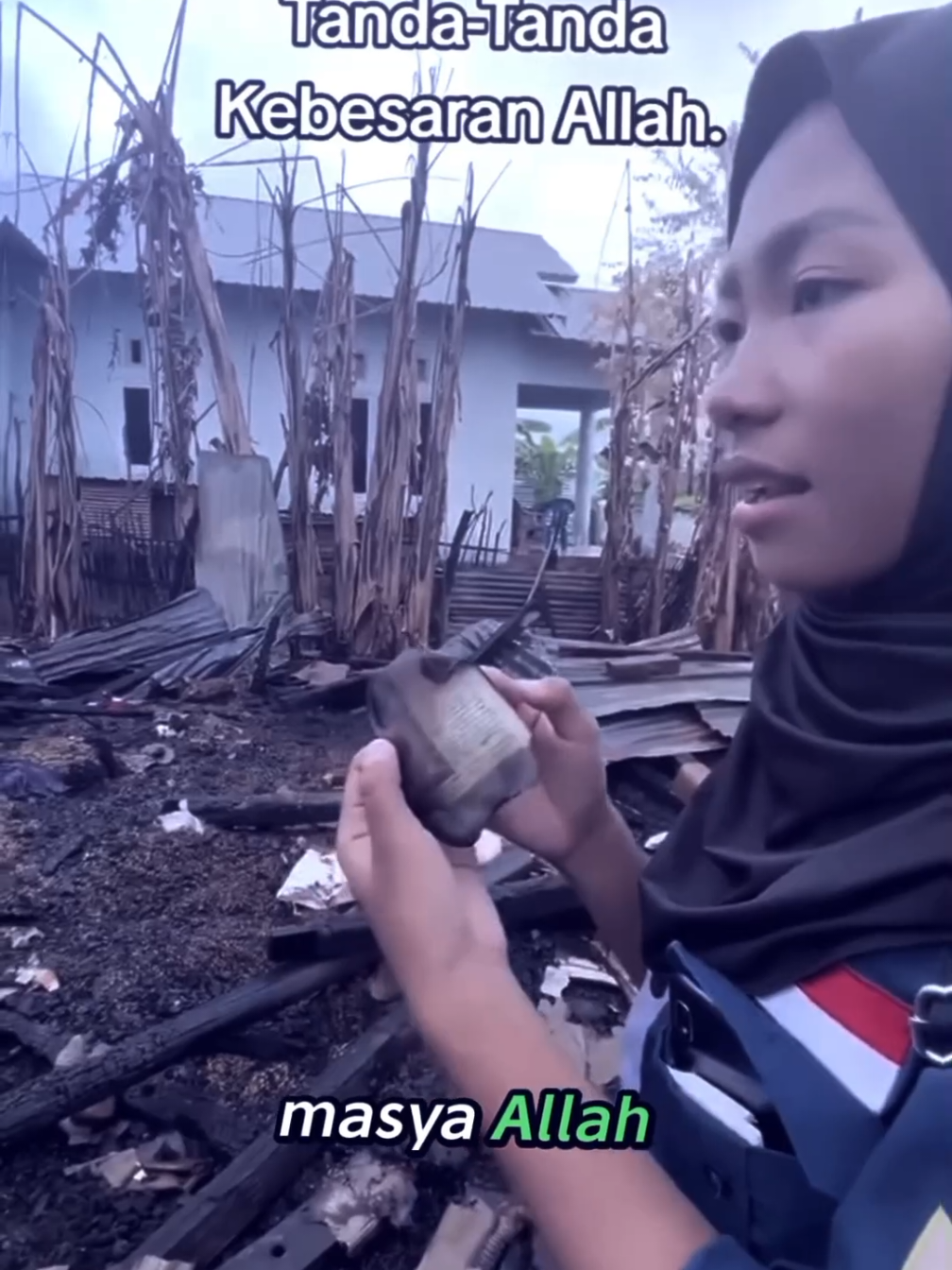seorang siswi menemukan sebuah kertas berisi potongan ayat suci Al-Quran yang tetap utuh saat peristiwa kebakaran di Desa Dumu, Kecamatan Langgudu, Kabupaten Bima. Potongan ayat suci al quran tersebut ditemukan oleh Anak SMAN 1 Langgudu. Potongan ayat itu berasal dari Surah Al-Hasyr ayat 2, sebuah ayat yang berisi peringatan dan pelajaran bagi manusia. #musibah #ayatsucialquran #everyonefams #muslim #ᴢᴀɴɴ 