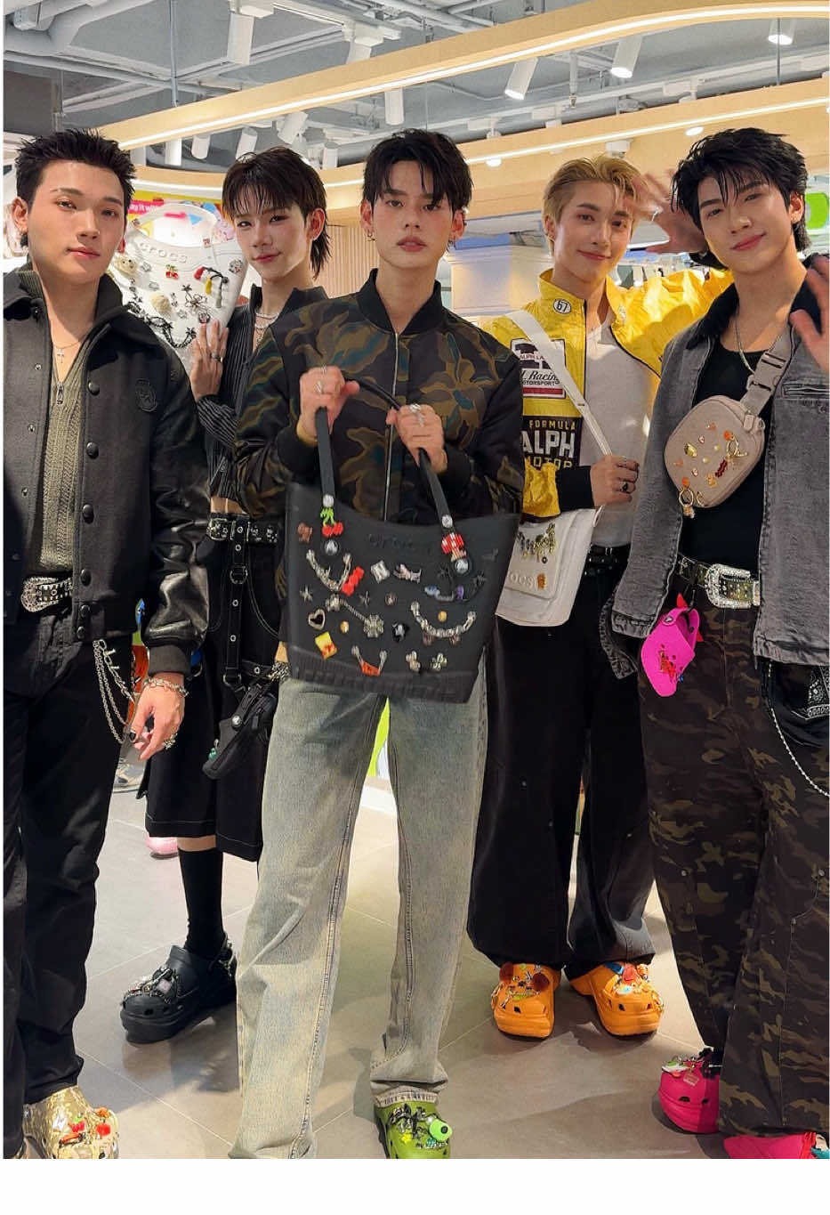 Crocs เปิดฉากฤดูกาลฮอลิเดย์ด้วยคอลเล็กชั่นกระเป๋าชุดแรกในไทย นำเสนอ 5 ดีไซน์ใหม่ ต่อยอดจากดีไซน์ไอคอนิกของรองเท้า Classic Clog สู่แอ็กเซสซอรีแฟชั่นที่สนุกกับการตกแต่ง Jibbitz ได้ไม่รู้จบ สะท้อนสไตล์เฉพาะตัวแบบไร้ข้อจำกัด ไอเท็มพิเศษอย่าง Classic Clog Pouch Bag Charm ยังเพิ่มความสนุกในขนาดมินิ หยิบดีเทลจาก Classic Clog มาตีความใหม่ให้พกพาง่าย และเข้าคู่กับกระเป๋าในคอลเล็กชั่นนี้ได้อย่างลงตัว คอลเล็กชั่นกระเป๋าใหม่จาก Crocs วางจำหน่ายตั้งแต่ 2 ธันวาคมนี้ เป็นต้นไป ที่ร้าน Crocs ทั่วประเทศและช่องทางออนไลน์ #ELLEMENReport #ELLEMENThailand  #CrocsTH  #ThatCrocsFeeling