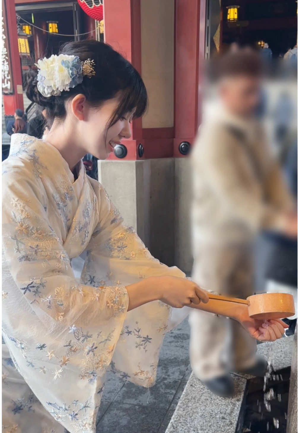 12月2日(火曜日) 晴れ RADWIMPSのトリビュートアルバムを永遠リピート中の西野です。 トリビュートアルバム好きなんです。椎名林檎さんやクリープハイプさんのとか…！同じ曲でも歌う人によって雰囲気が変わるの、わくわくしますよね(˶ ̇ ̵ ̇˶ ) この動画の4カット目、10000分の1の確率のことが起きて固まってしまっているわたしです( ◜ᴗ◝ ) 全貌をいつか載せたいなと思います(´･×･`) Tuesday, December 2nd. Sunny. It’s Nishino here, currently looping RADWIMPS’ tribute album on repeat forever. I really love tribute albums. Like the ones by Sheena Ringo or CreepHyp…! It’s so exciting how the vibe of the same song can change completely depending on who sings it (˶ ̇ ̵ ̇˶ ) In the fourth cut of this video, I’m frozen in place because something with a one-in-ten-thousand chance happened to me ( ◜ᴗ◝ ) I hope I can show the full story someday(´･×･`) #japan #Japanese #fyp  #japantravel #kimono 