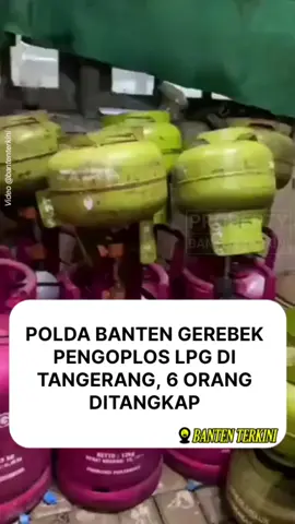Polda Banten menggerebek lokasi pengoplosan LPG di Kabupaten Tangerang, Banten. Ada enam orang yang ditangkap dari penggerebekan itu. Penggerebekan lokasi pengoplosan di Jalan Raya Pakuhaji, Kecamatan Sepatan, Tangerang, itu dilakukan pada Senin (1/12). Polisi menyebut pengoplosan telah terjadi selama 7 bulan. Direktur Kriminal Khusus (Dirkrimsus) Polda Banten, Kombes Yudhis Wibisana, mengatakan pangkalan LPG tersebut menerima tabung LPG subsidi 3 kg. Namun, pemilik dan para pegawainya menyuntikkan gas subsidi 3 kg tersebut ke tabung gas ukuran 5,5 kg dan 12 kg. #fyp #poldabanten #bantenterkini #tangerang 
