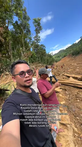 Pak Prabowo, mohon bantu desa ini bangun dari mimpi buruknya. Desa Bair, habis pak tertanam longsor dan terbawa arus banjir. Sampai kemarin, 1 Des 2025 kami berkunjung untuk memberikan sembako hasil donasi aksi10ribu pak, masih ada pak 7 korban yg belum ditemukan. Pak, mungkin team bapak sudah melihat dari helikopter, tapi mungkin karena rata sama tanah jadi dipikir longsor biasa, tapi ini beneran desa pak yg sudah hilang pak. Saat kejadian itu melanda, mereka berada di sebuah gereja HKBP Bair pak, dan tepat disebelah Gereja itu juga longsor, tapi tempat ibadah tersebut Puji Tuhan aman tidak ada masalah apa apa. Gak kebayang bagaimana suara tangisan mereka saat itu, pelukan erat dari ibu ayah yg menangis sambil berdoa Tuhan selamatkan mereka. Pak, dengan segala kerendahan hati, kami titipkan permohonan agar desa Bair dapat menjadi salah satu prioritas penanganan. Kami percaya negara hadir untuk rakyatnya, dan hari ini, mereka sangat membutuhkan uluran tangan itu. Terima kasih sebelumnya pak.