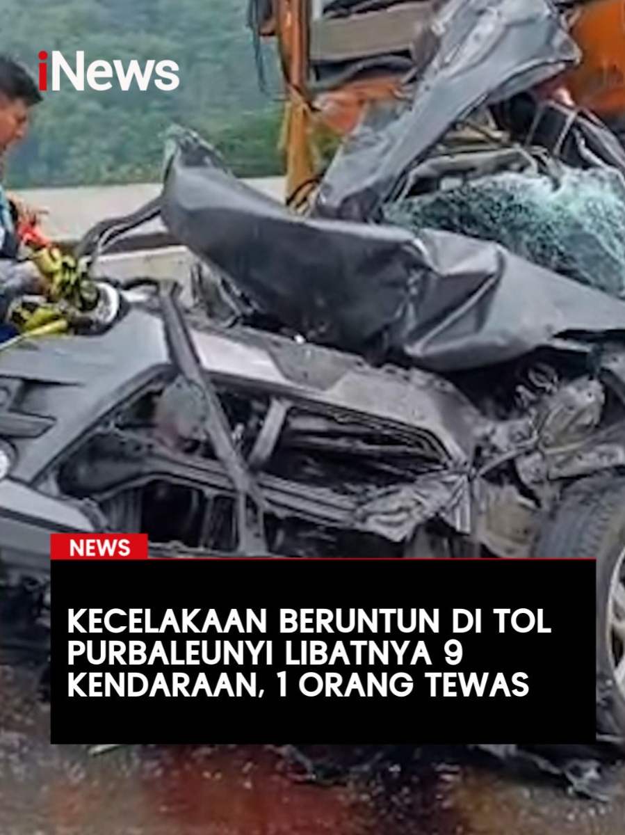 Serbanyak sembilan kendaraan terlibat ecelakaan tabrakan beruntun terjadi di ruas Tol Purbaleunyi arah Jakarta, Selasa (2/12/2025).  Kesembilan kendaraan tersebut diantaranya Truk Boks, Fuso, Toyota Cayla, Toyota Avansa, Honda Jazz, Toyota Hi Ace, dan dua Toyota Inova. Direktur Lalu Lintas Polda Jabar, Kombes Dodi Darjanto menjelaskan, kecelakaan bermula dari mobil bak berkecepatan sedang kehilangan pengereman saat melintasi arah Bandung-Jakarta. Mobil seketika menabrak bagian belakang delapan kendaraan roda empat di depannya. Dodi menduga, jalan licin mengakibatkan jarak henti kendaraan semakin panjang saat pengereman. Baca selengkapnya: https://inews.id/news   #Kecelakaan #Tol #Purbaleunyi #KecelakaanBeruntun