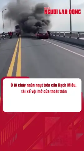 Khi đang lưu thông lên cầu Rạch Miễu thì bất ngờ chiếc ô tô 5 chỗ ngồi bốc cháy dữ dội, tài xế kịp mở cửa thoát ra ngoài an toàn #caurachmieu #chayoto #baonguoilaodong #tintuc #baonguoilaodong