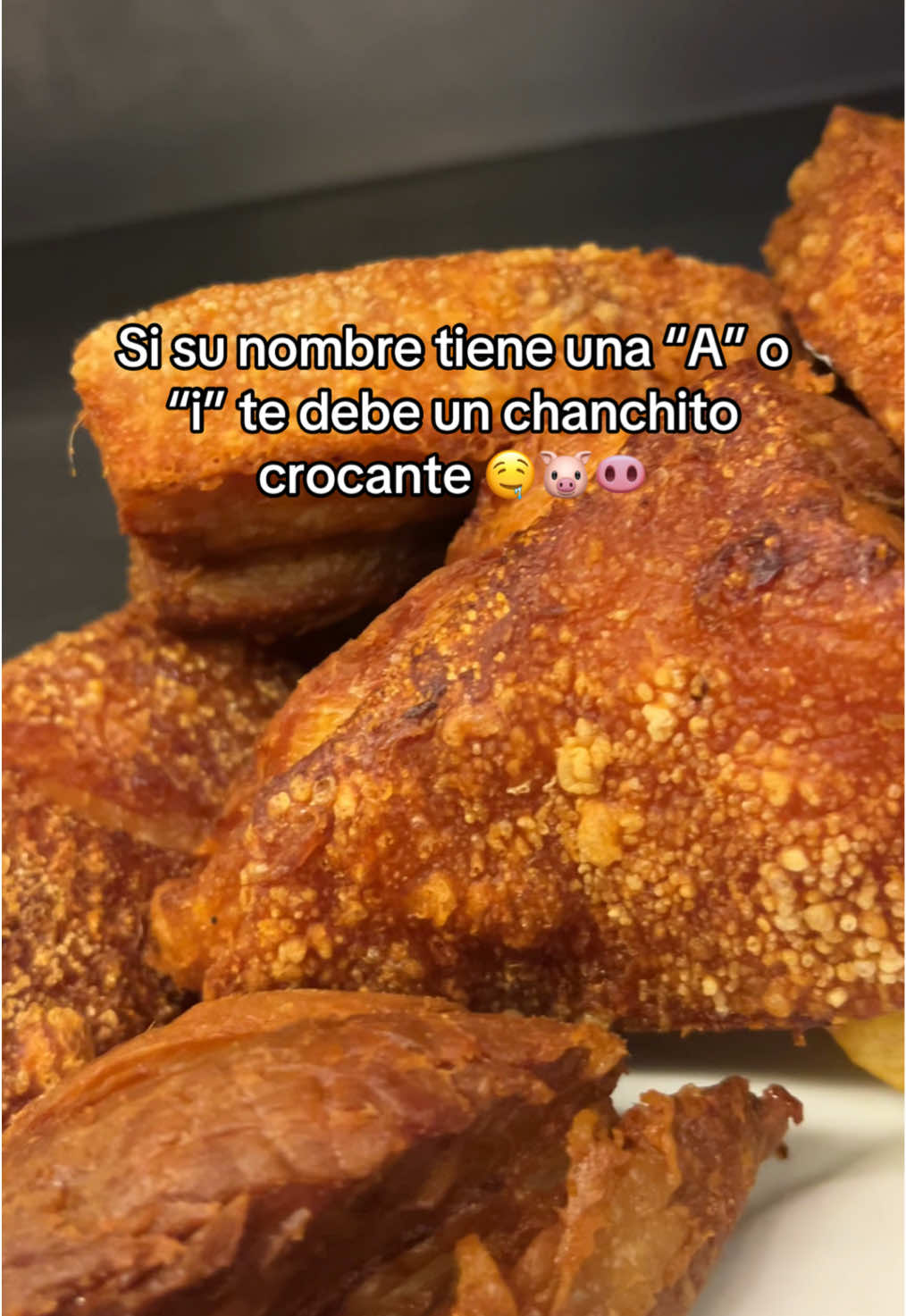 Etiquetal@ a esa persona o envíale este video para que te invite un chanchito crocante🐷🤤🤪 #arequipa_peru🇵🇪  📍Av unión 308 Miraflores  ⌚️Atención de 9am-5pm 📲 931 196 313 #chicharron #chicharronconguacamole #cerdo #restaurant 