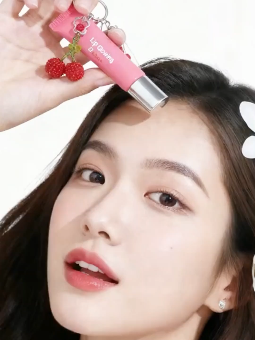 This is a very practical colored lip gloss,and it comes with a free charm.It's lip color is super cute and charming.#lipglossbusiness #lipstick #plumplips #ornaments #makeup 