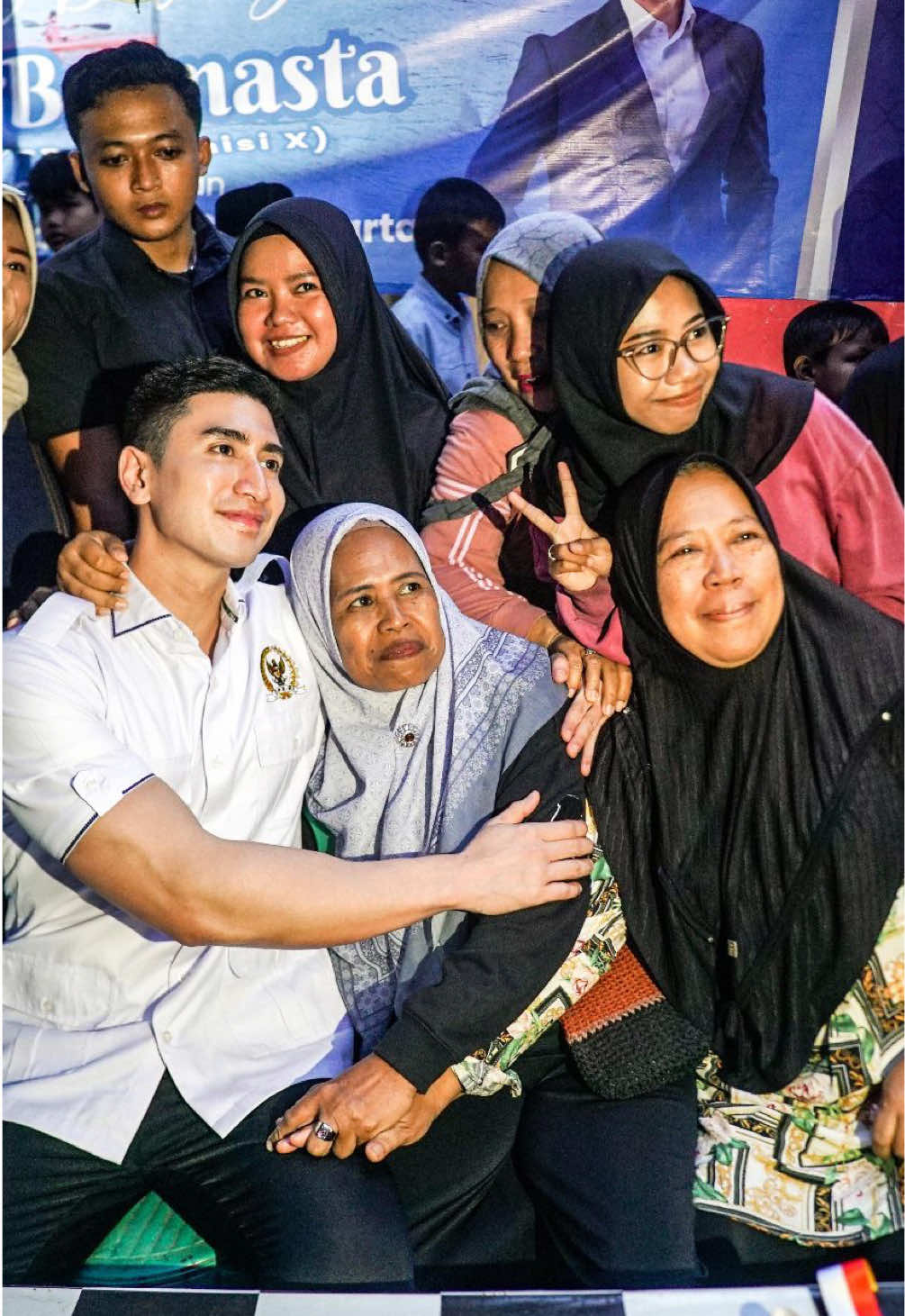 Jika kesempurnaan itu ada, mungkin dia bersembunyi dalam hal-hal yang sederhana. Dalam cara kita mendengar dengan sungguh-sungguh. Dalam cara kita memahami dengan hati yang terbuka. Dalam cara kita tetap peduli, dimana pun kaki melangkah dan kapan pun waktu berlalu.