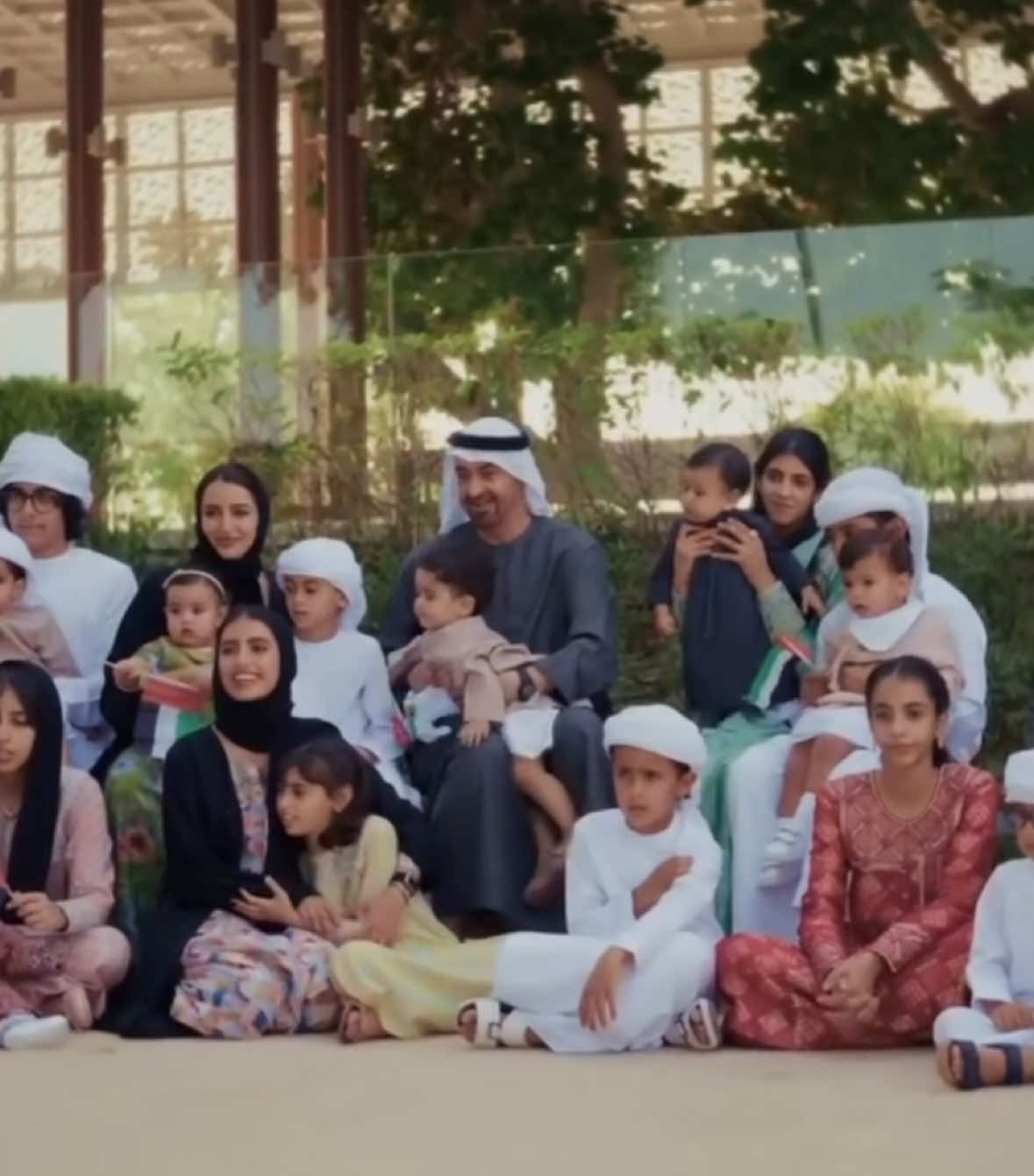 رئيـس الدولة مع أحفـادة - الله يطـول بعمارهم                                            #mohdbinzayed | #explorepage 