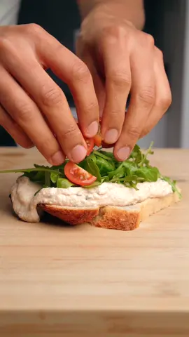 Ein ultraschneller Protein-Boost, der zu Brot, Bowls, Wraps oder als Mealprep perfekt passt. Cremig, aromatisch und in unter 5 Minuten fertig. 🍽️ Portionen: 2–3 | 🔥 Schwierigkeitsgrad: einfach 📄 ZUTATEN 400 g fester Naturtofu, gut ausgedrückt & trocken getupft 1 EL vegane Creme oder Sojajoghurt natur 4 eingelegte getrocknete Tomaten (mit etwas Tomatenöl) 1 TL Zitronensaft oder Balsamico bianco 1 EL Hefeflocken 1 kleine Knoblauchzehe  ¼ TL Paprikapulver Etwas Salz Optional: frischer Basilikum oder Oregano 👨🏽‍🍳 ZUBEREITUNG 1. Tofu vorbereiten: Naturtofu sehr gut ausdrücken und vollständig trocken tupfen, damit der Aufstrich richtig cremig wird. 2. Alles in den Mixer: Tofu grob zerteilen und zusammen mit allen restlichen Zutaten in den Mixer geben – inklusive der getrockneten Tomaten und etwas Tomatenöl. 3. Mixen: Auf mittlerer Stufe mixen, bis eine gleichmäßige, cremige Konsistenz entsteht. Wenn nötig 1 TL Wasser oder etwas vegane Creme ergänzen. 4. Abschmecken: Mit Salz, Säure (Zitrone/Balsamico) oder Hefeflocken final justieren. 5. Ziehen lassen: Den Aufstrich 10 Minuten ruhen lassen – dadurch verbinden sich die Aromen perfekt. #tofu