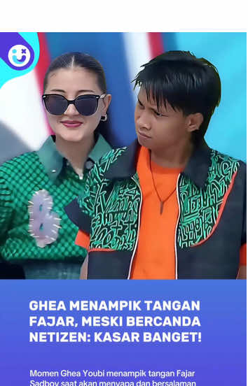 Ghea Youbi Tolak Salaman Fajar Sadboy di Dahsyat Spektakuler Indramayu. Momen mengejutkan Ghea Youbi menampik tangan Fajar Sadboy saat hendak bersalaman terjadi di acara Dahsyat Spektakuler yang digelar di kota Indramayu, Jawa Barat. Kejadian ini sontak menjadi perbincangan warganet yang menyoroti sikap Ghea terhadap Fajar Sadboy yang dinilai kasar meski itu hanya candaan. Seperti diketahui, sejak Sabtu kemarin Indramayu menjadi pusat perhatian nasional berkat hadirnya acara hiburan terbesar RCTI, Dahsyat Spektakuler, yang digelar langsung di Alun-alun Indramayu pada 29–30 November 2025 mulai pukul 07.00 WIB. Acara konser musik yang dipandu oleh Indra Herlambang, Happy Asmara, Ghea Youbi dan Fajar Sadboy ini menggabungkan konser musik, parade budaya, zumba massal, hingga aneka lomba rakyat dengan konsep panggung megah. Sederet artis top seperti ST12 feat Aris, Leona Zhen, Gilga Sahid, Mala Agatha, Charly Van Houten, Restu Van Houten, Nella Kharisma, hingga Dike Sabrina hadir memeriahkan acara yang ditayangkan secara langsung di RCTI. Para bintang sinetron pun turut hadir seperti Ibrahim Risyad, Arifin Putra, Ranty Maria, Marcel Chandrawinata, Laura Theux dan Kenny Austin. #GheaYoubi #FajarSadboy #Dahsyat #Salaman #Indramayu 