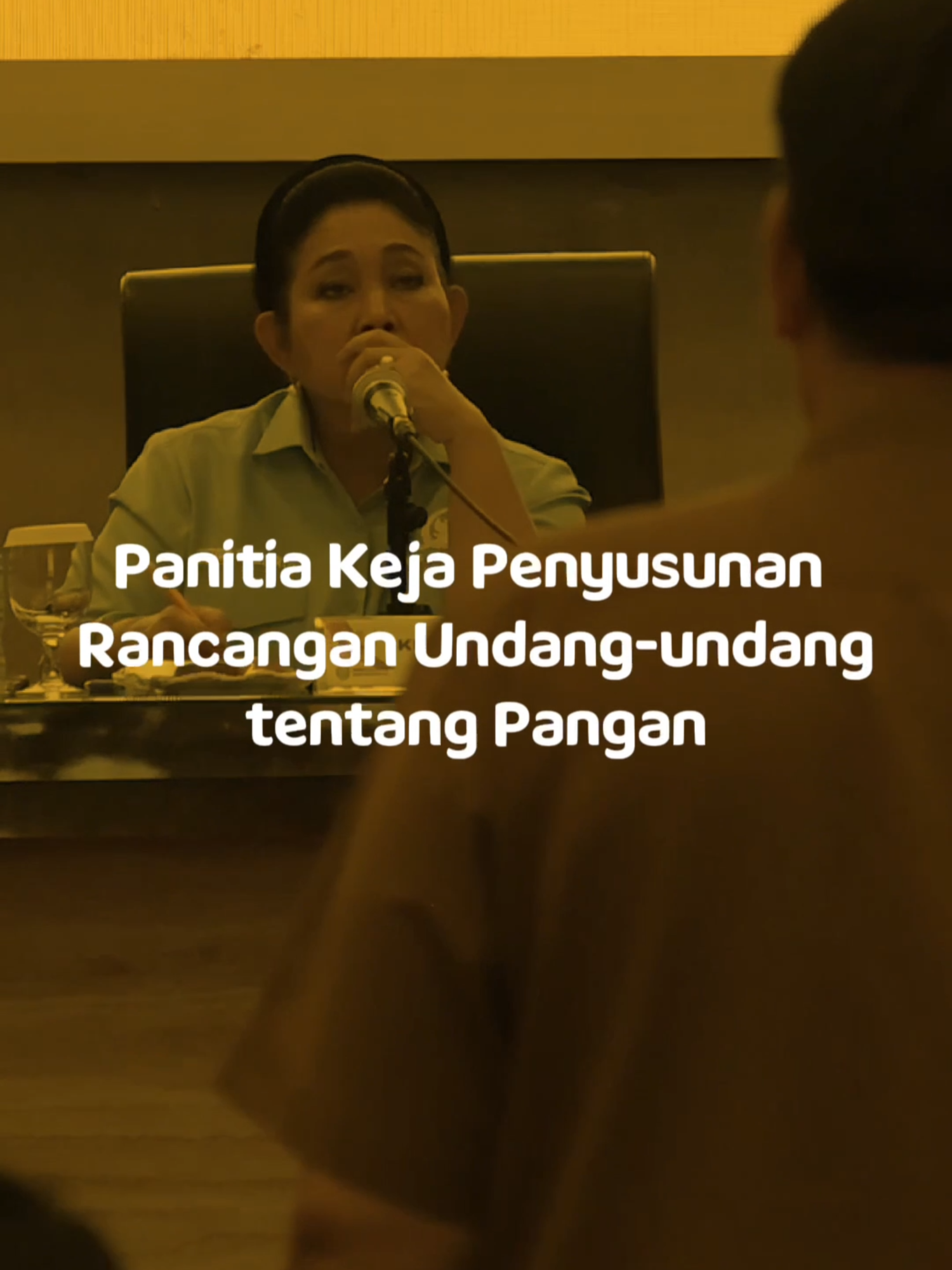 Panitia Kerja (Panja) RUU Pangan Komisi IV DPR RI lakukan kunjungan kerja ke Sumatera Selatan pada 2 Desember 2025 untuk menghimpun masukan dalam penyempurnaan regulasi pangan menuju swasembada nasional. Direktur SDM & Umum BULOG, Sudarsono Hardjosoekarto, turut hadir mendukung penguatan sistem pangan nasional. Bersama pemerintah daerah, petani, nelayan, dan pelaku ekosistem pertanian, langkah ini jadi upaya nyata memperkuat ketahanan pangan Indonesia. #KolaborasiStrategisBULOG #BULOG #BULOGhadir #PemerintahHadir #BULOGSahabatPetani #BULOGSerapGabah #BULOGSerapBeras #BULOGSerapJagung #BULOGSalurkanSPHP #BULOGSalurkanBanpang #BULOGDukungSwasembadaPangan #SwasembadaPangan #KinerjaBULOG #MengantarkanKebaikan