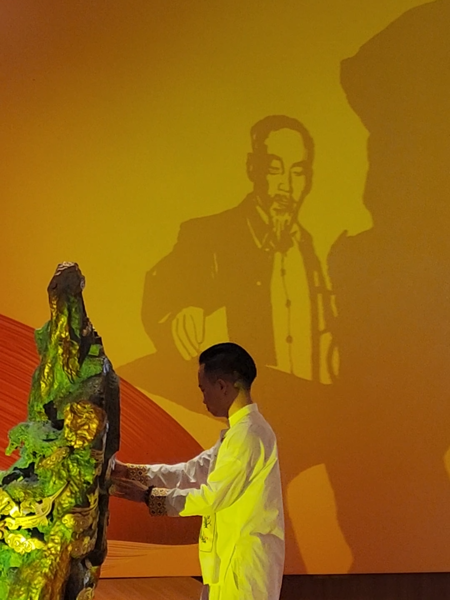 Tạo hình bóng dáng Bác Hồ theo một nghệ thuật sắp đặt #hochiminh #quochoi #nghethuat 