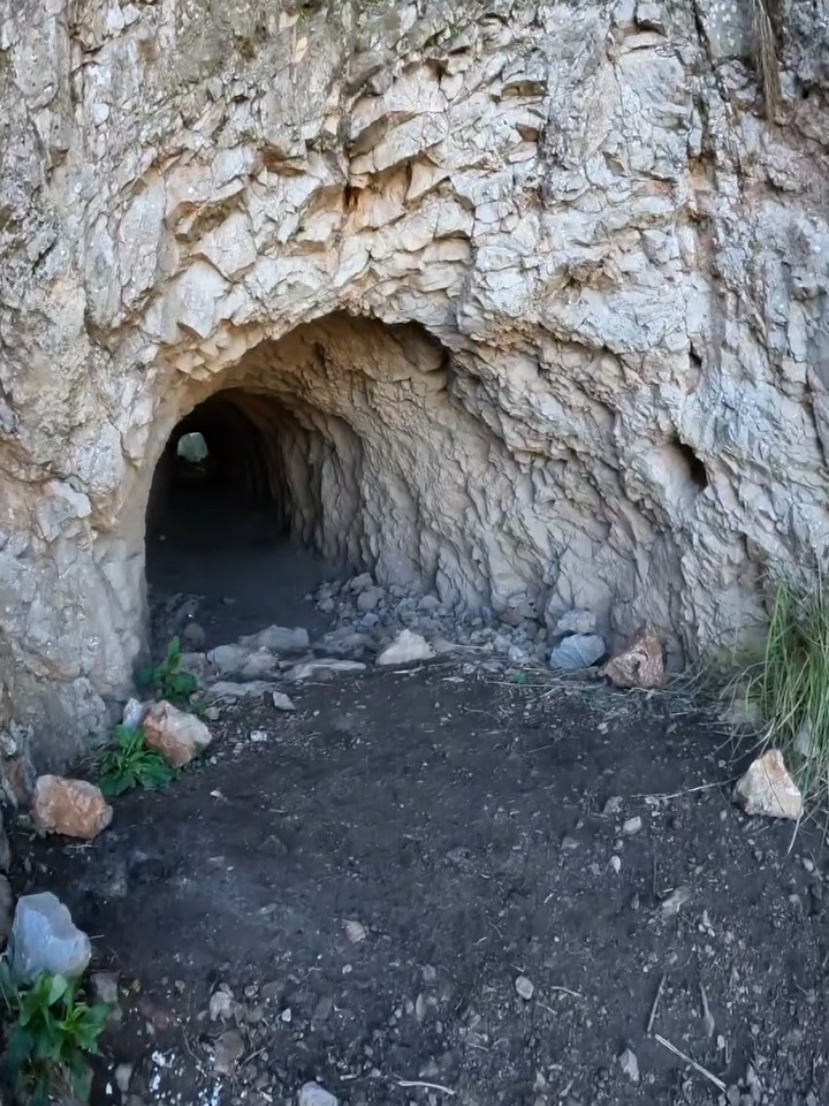 أنفاق محفورة يدويا في جبل الرصاص - مرناڨ   صراحتا الواحد بينو بين روحو يبقى يحسب  قداش تطلب من الجهد و من الوقت في حفر هذه الأنفاق  و خاصتا في مناطق مرتفعة مثل هذه 🤔🤔 و الأكيد نتصور آلات الحفر كانت بدائية و هذا يبقا لغز !!!!! #bestphotochallengeToday #trendingreels #flypシ #exploremore #toptrendingsound 