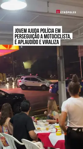 A jovem Lohayne Mary viralizou nas redes sociais ao compartilhar o registro de uma cena digna de #cinema. No vídeo, a polícia persegue um motociclista quando um rapaz que estava na mesma lanchonete que Lohayne sai correndo e puxa a #moto por trás, derrubando e ajudando na captura do suspeito. Em seguida, o herói volta ao #restaurante e é aplaudido pelos outros clientes. #tiktoknoticias 📹 @lohaynemary0 (tk) | @myhoodbr 