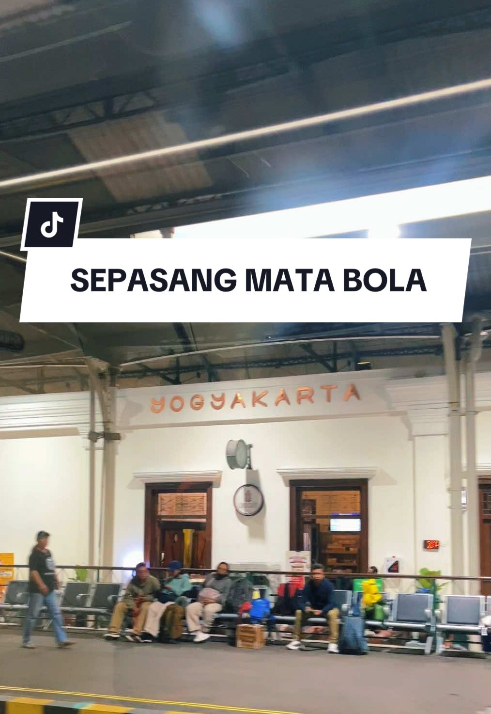 instrumen “Sepasang Mata Bola” di Stasiun Tugu Yogyakarta 🤩  #keretaapi #keretaapiindonesia #jogja #stasiun #fyp 