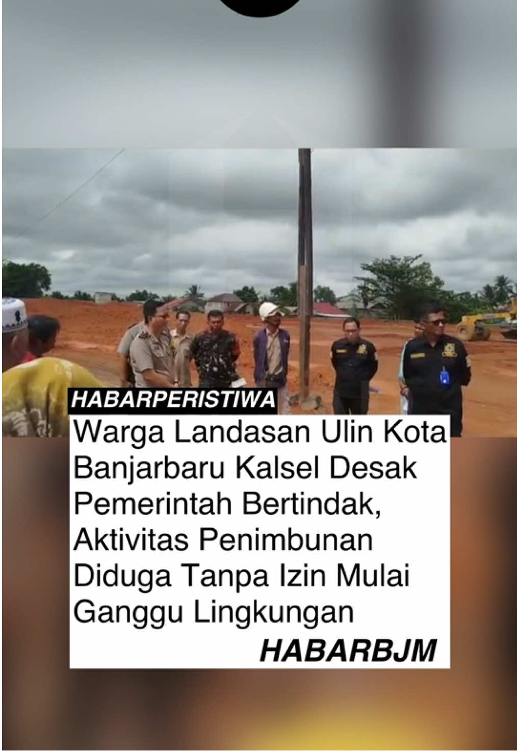 NEWSWAY.CO.ID, BANJARBARU – Kekhawatiran warga Kelurahan Landasan Ulin Barat Kecamatan Liang Anggang, kian memuncak setelah diduga aktivitas penimbunan tanah yang dilakukan @gmtractors , diduga mengabaikan sejumlah aturan lingkungan. Laporan resmi pun disampaikan langsung ke Dinas Lingkungan Hidup (DLH) Kota Banjarbaru pada Senin (01/12/2025). Warga menyoroti tidak adanya izin Hinder Ordonantie (HO), Analisis Mengenai Dampak Lingkungan (Amdal), maupun dokumen lingkungan lain yang seharusnya menjadi syarat wajib sebelum kegiatan penimbunan dilakukan. Selain itu, tinggi timbunan yang mencapai dua meter di atas jalan umum dinilai membahayakan pemukiman. “Lokasinya tepat berdampingan dengan rumah warga. Tinggi timbunan yang seperti itu tentu mengancam keselamatan dan kenyamanan warga sekitar,” ujar Dedy, perwakilan warga yang mengajukan laporan. Menurut Dedy, setiap kali hujan deras turun, timbunan tanah tersebut menyebabkan aliran air tidak lagi terkendali dan justru mengarah ke rumah-rumah warga. Akibatnya, genangan hingga banjir kerap terjadi dalam beberapa bulan terakhir sejak aktivitas penimbunan berlangsung. Selain masalah tata air, warga juga menilai timbunan tersebut berisiko memicu pergeseran tanah dan menurunnya kualitas lingkungan. Mereka pun meminta DLH Banjarbaru melakukan audit lingkungan, menelusuri legalitas perizinan perusahaan, serta melakukan kajian teknis terhadap keamanan timbunan. “Kalau ditemukan potensi bahaya bagi lingkungan dan warga, kami minta agar ketinggian timbunan itu segera ditata ulang,” tegas Dedy.