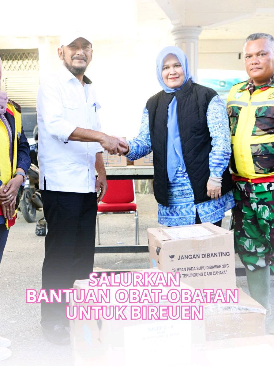 Wakil Bupati Bireuen Ir. Razuardi MT menerima langsung paket bantuan obat-obatan dari @dinkes.aceh yang saya salurkan di halaman Pendopo Bupati Bireuen. Minggu 30 November 2025 Sore. Bantuan ini diharapkan dapat memperkuat kebutuhan penanganan darurat bagi warga terdampak banjir. Terima kasih atas sinergi dan kerja cepat Pemerintah Kabupaten Bireuen dalam membantu masyarakat yang sedang menghadapi masa sulit. Semoga upaya ini membawa manfaat bagi banyak pihak. #MukarramahFadhlullah #PKKAceh #Bireuen #BanjirAceh #PeduliSesama