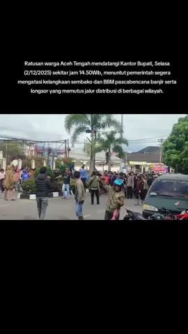 Ratusan warga Aceh Tengah mendatangi Kantor Bupati, Selasa (2/12/2025) sekitar jam 14.50Wib, menuntut pemerintah segera mengatasi kelangkaan sembako dan BBM pascabencana banjir serta longsor yang memutus jalur distribusi di berbagai wilayah. ‎ ‎Warga yang datang secara spontan dari sejumlah kampung mengaku semakin kesulitan mendapatkan kebutuhan pokok. Pasar dan toko dilaporkan mulai kosong dari beras, minyak goreng, telur, hingga LPG. Antrean panjang di SPBU juga tidak membuahkan hasil karena stok BBM kerap habis. Bupati Aceh Tengah Haili Yoga menemui massa yang berunjuk rasa. Apa yang disampaikan, selengkapnya simak video berikut ini. . Sumber @rri__takengon #bencanaalamacehtengah  #bencanaalam  Untuk mengetahui informasi lainnya, download aplikasi radio online dan dapat didengar dimana saja, RRI DIGITAL dan RRI NEWS di Play store dan app store atau kunjungi website rri.co.id untuk mendapatkan informasi terkini. Follow juga Media Sosial kami: Instagram: @rriprograma3 Twitter: @rriprograma3 Tiktok: @rriprograma3 FB dan page: RRI Takengon IG : rri__takengon Tiktok: @rri_takengon YouTube: RRI Takengon Channel Sobat juga bisa dengarkan siaran RRI Takengon di Radio: Frekuensi 93.00 Mhz Pro1 Takengon  Frekuensi 90,6 Fm Pro2 Takengon  Frekuensi 90,10 Stasiun relay RRI Rimba Raya  Audio streaming  rri.co.id  Anda dapat menyiarkan ulang dan menyalin berita ini dengan cantumkan sumber RRI. #RRI #rridigital #rrinews Email: lpurritakengon@gmail.com Untuk promosi dan kerjasama Penyiaran: Hubungi: Fauzi (082282786922) Yamin (082277742690). Video: Satiran