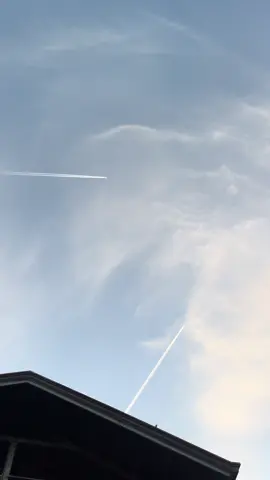 Contrails🩵 CX150(43,000ft) :BRISBANE-HONGKONG  SQ634 (41,000ft) SINGAPORE-HANEDA #fyppppppppppppppppppppppp #planespotting #airbus #fyppppppppppppppppppppp 