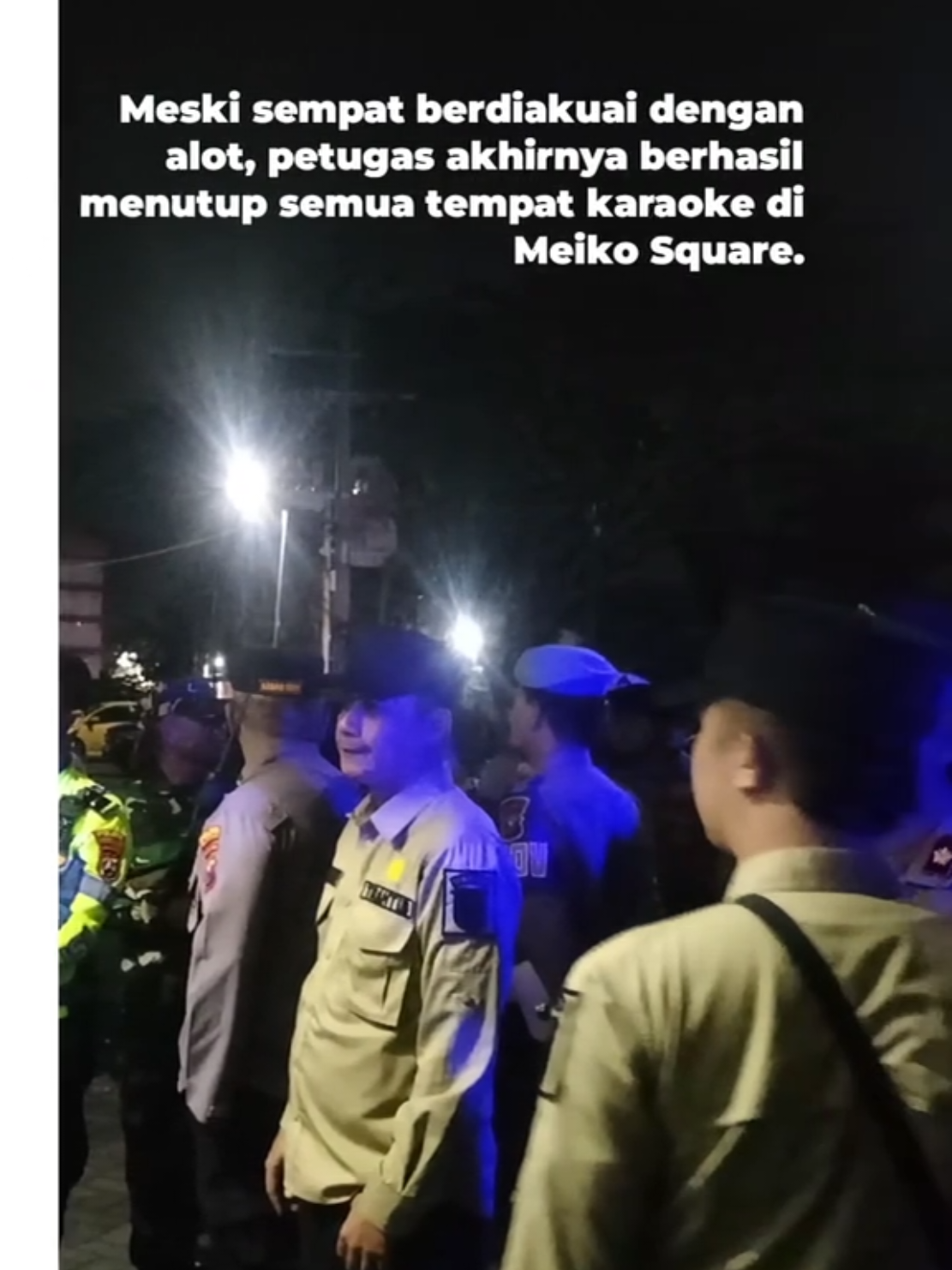 Dianggap Merusak Moral Anak Bangsa, Warkop Karaoke Meiko Square Pandaan Ditutup Warung kopi yang menyediakan karaoke di Pertokoan Meiko Square, yang berada di Desa Nogosari, Kecamatan Pandaan, Kabupaten Pasuruan resmi ditutup. Penutupan dilakukan oleh warga, serta pemerintah Desa Nogosari yang didampingi Satpol PP, TNI dan Polri. Senin (01/12/2025) malam. Penutupan paksa tersebut dilakukan karena banyaknya warga di Desa Nogosari yang protes atas adanya warung kopi plus karaoke yang disinyalir banyak menimbulkan kegaduhan, minuman keras, hingga praktik prostitusi. AG, salah satu warga Desa Nogosari menjelaskan, bahwa penutupan paksa tersebut dikarenakan warga tidak mau ada tempat hiburan malam dan tempat karaoke di wilayahnya, kalau buka warung kopi tanpa karaoke tidak ada larangan. “Silahkan buka warkop tapi seperti cafe atau giras. Intinya warga tidak mau ada room dan LC,” ujarnya. Saat dilakukan penutupan, sempat terjadi penolakan dari beberapa pelaku usaha dan sebagian pelaku usaha lainnya lebih memilih untuk menutup atas kemauan sendiri. Meski sempat berdiakuai dengan alot, petugas akhirnya berhasil menutup semua tempat karaoke di Meiko Square. Warga berharap, penutupan tersebut bukan hanya simbolis atau hanya untuk sementara saja, dikarenakan adanya tempat hiburan sangat berdampak besar bagi masa depan anak bangsa. “Kami berharap penutupan tempat hiburan malam atau warkop plus karaoke yang berada di desa kami ditutup secara permanen, bukan hanya sementara dan kami sangat mengapresiasi langkah tegas Kepala Desa Nogosari, Camat, serta aparat penegak hukum yang sudah merespon keluh kesah warga selama ini,”