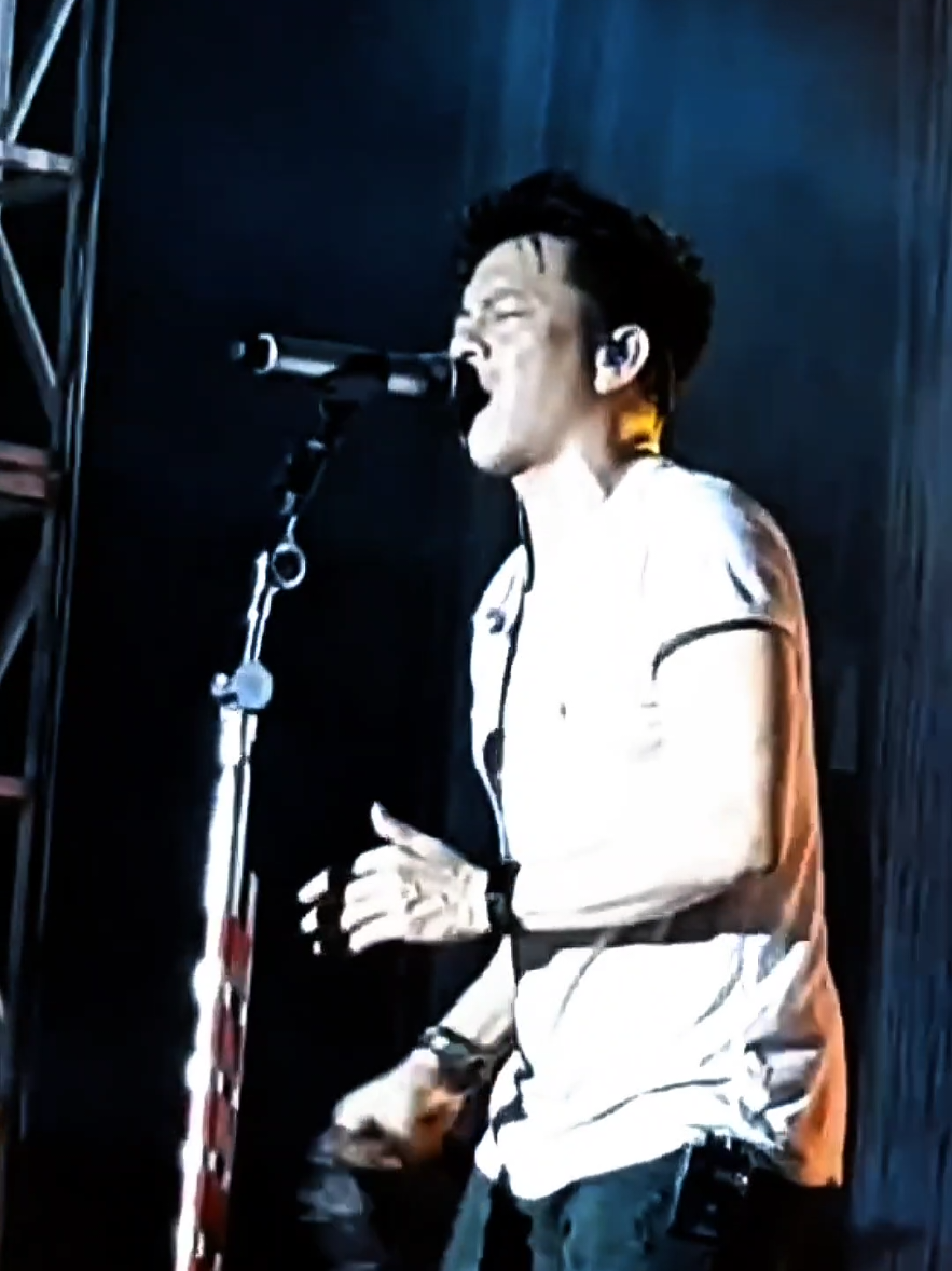 ku terbiasa tersenyum tenang 