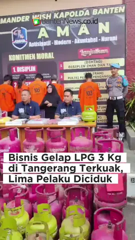 Polda Banten membongkar praktik penyalahgunaan LPG 3 kilogram bersubsidi di sebuah pangkalan di Kabupaten Tangerang. Lima orang ditangkap, termasuk pemilik pangkalan dan para operator penyuntikan gas. #tiktoknews #bantennews 