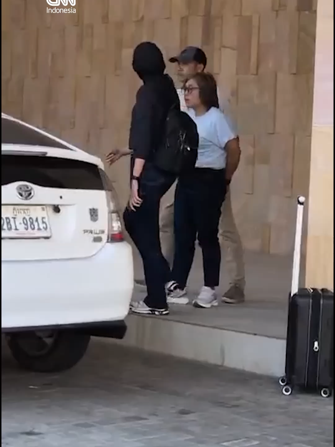 Buronan kasus sabu senilai Rp5 triliun Dewi Astutik alias Mami ditangkap di Kamboja pada Senin (1/12). Dalam rilis resmi BNN, penangkapan dilakukan melalui operasi senyap lintas negara di Sihanoukville, Kamboja. Dewi Astutik diamankan saat menuju lobi sebuah hotel di Sihanoukville, dengan operasi berlangsung cepat, presisi, dan tanpa menimbulkan gangguan publik. Badan Narkotika Nasional (BNN) bersama Interpol dan Badan Intelijen Strategis (BAIS) TNI Angkatan Darat turut terlibat dalam penangkapan itu. Setelah diamankan, Dewi akan melalui proses verifikasi identitas dan penyerahan resmi antar otoritas. Pemeriksaan lanjutan untuk mengungkap alur pendanaan, logistik, dan jaringan terlibat akan dilakukan setiba di Indonesia. Simak informasi selengkapnya di cnnindonesia.com.⁣ -⁣ (🎥 DOK ISTIMEWA)⁣ #cnnindonesia #cnnindonesiacom #dewiastutik #buronan