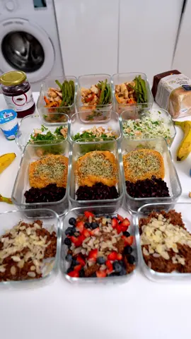 Asta mananc eu aproape zilnic (mai imi scapa si cate un cheat day😅). Mi-a luat ceva pana sa ajung sa imi iasa mesele si gustoase, nu doar sanatoase. Mai jos aveti ingredientele si toate cantitatile care sunt nefierte/nepreparate.  Nu sunt nutritionist, nu dau sfaturi, este stric ceea ce am ales sa mananc eu.  Masa 1 Lapte de Migdale- 225ml Ovăz - 75g Nuca macinata - o lingura (10g) Seminte Chia - 2 linguri  (20g) Seminte de in - o lingurita (10g) Fulgi de Migdale - o lingura (10g) Lecitina din floarea soarelui - o lingurita Praf scortisoara - jumate de lingurita  Capusi/afine/zmerua - 100g Cacao - O lingura Energy Shot Suc de Rodie - 50ml Ghimbir - 3g Jumate de Lime Masa 2  Orez - 100g nefiert  Piept de pui - 150g  Rucola - 20g Banana Mare Masa 3  Fasole neagra - 70g Conopida - 150g  Chimion- o lingura Seminte de canepa - o lingura Morcov - 50g Telina - 50g Cartof dulce - 100g  Ceapa Salota - Una mare  Usturoi - 2 catei Masa 4 Piept de pui - 200g (cantitate cruda) Cartof Dulce - 200g Sparangel - 100g  Ulei de masline - 2 linguri Ciuperci Shiitake 50g (nu am gasit la magazin de data asta) + salata sfecla rosie (200g) Gustare: Iaurt Grecesc - 200g  3 felii paine integrala (60g)